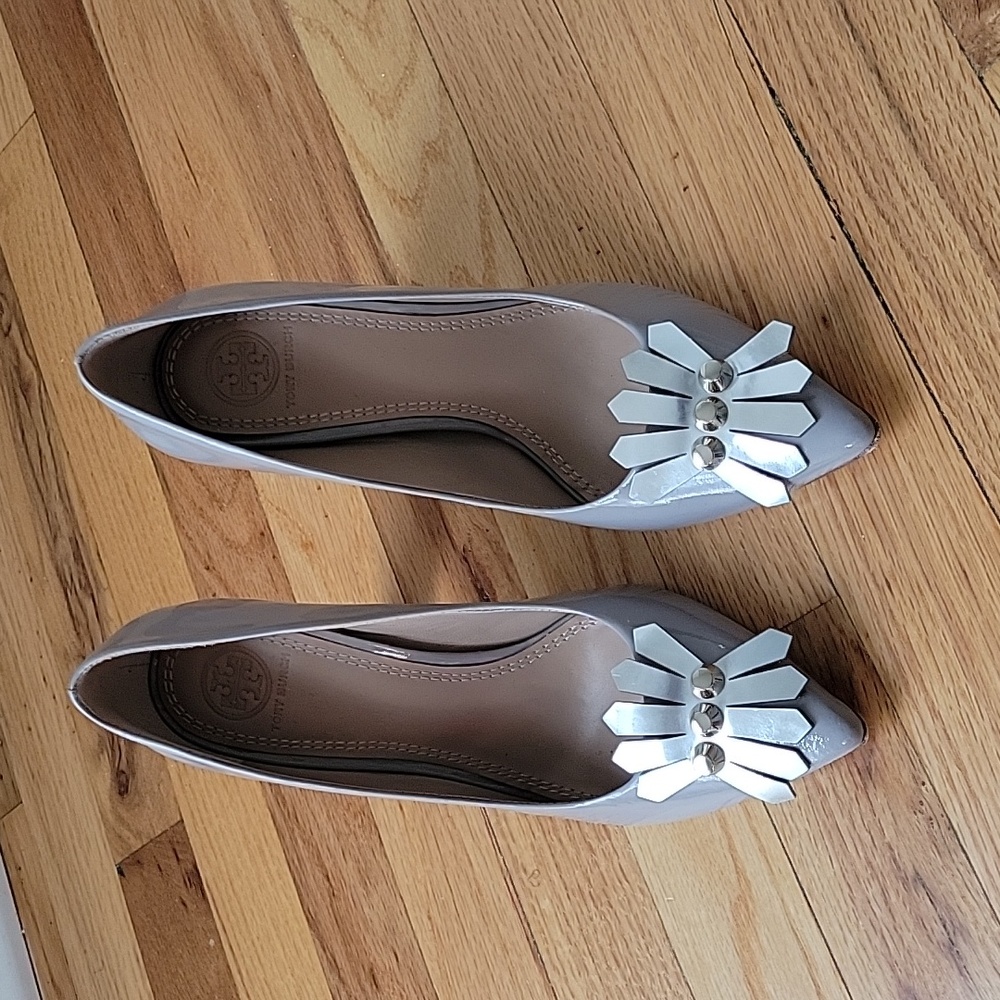 Tory Burch gray patent leather pumps
